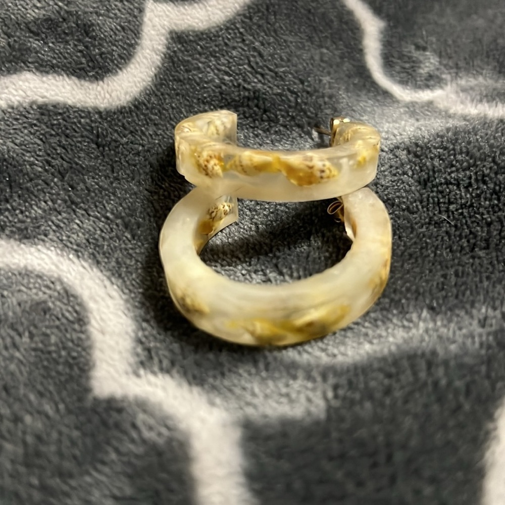 Shell earrings - Picture 2 of 2